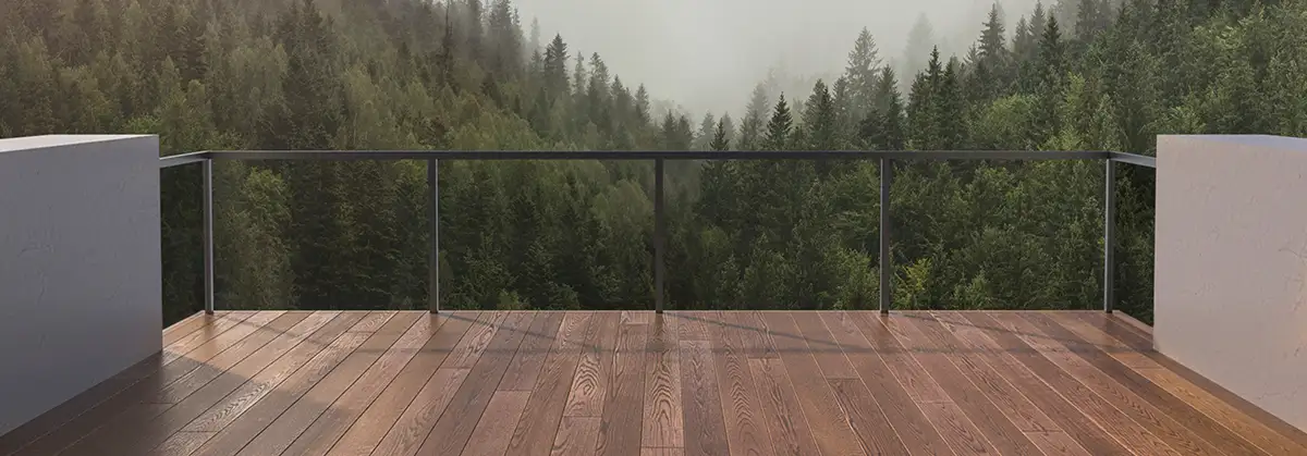 Blick vom Balkon auf die Berge. Landschaft. Sonniger Tag. Terrasse mit schöner Aussicht.